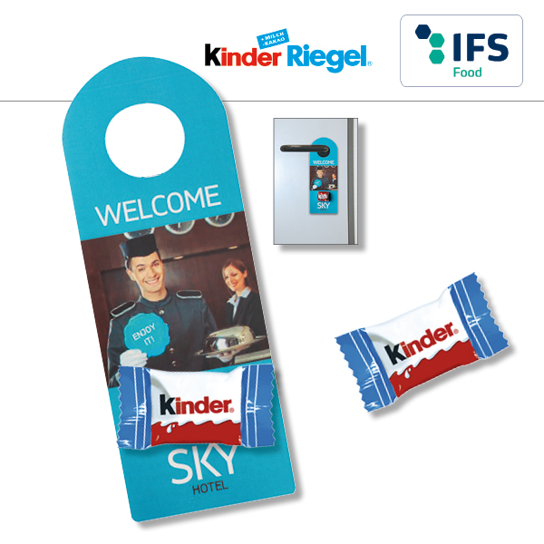 KALFANY Promo-Tueranhaenger wird mit unterschiedlichen Produkten beklebt.