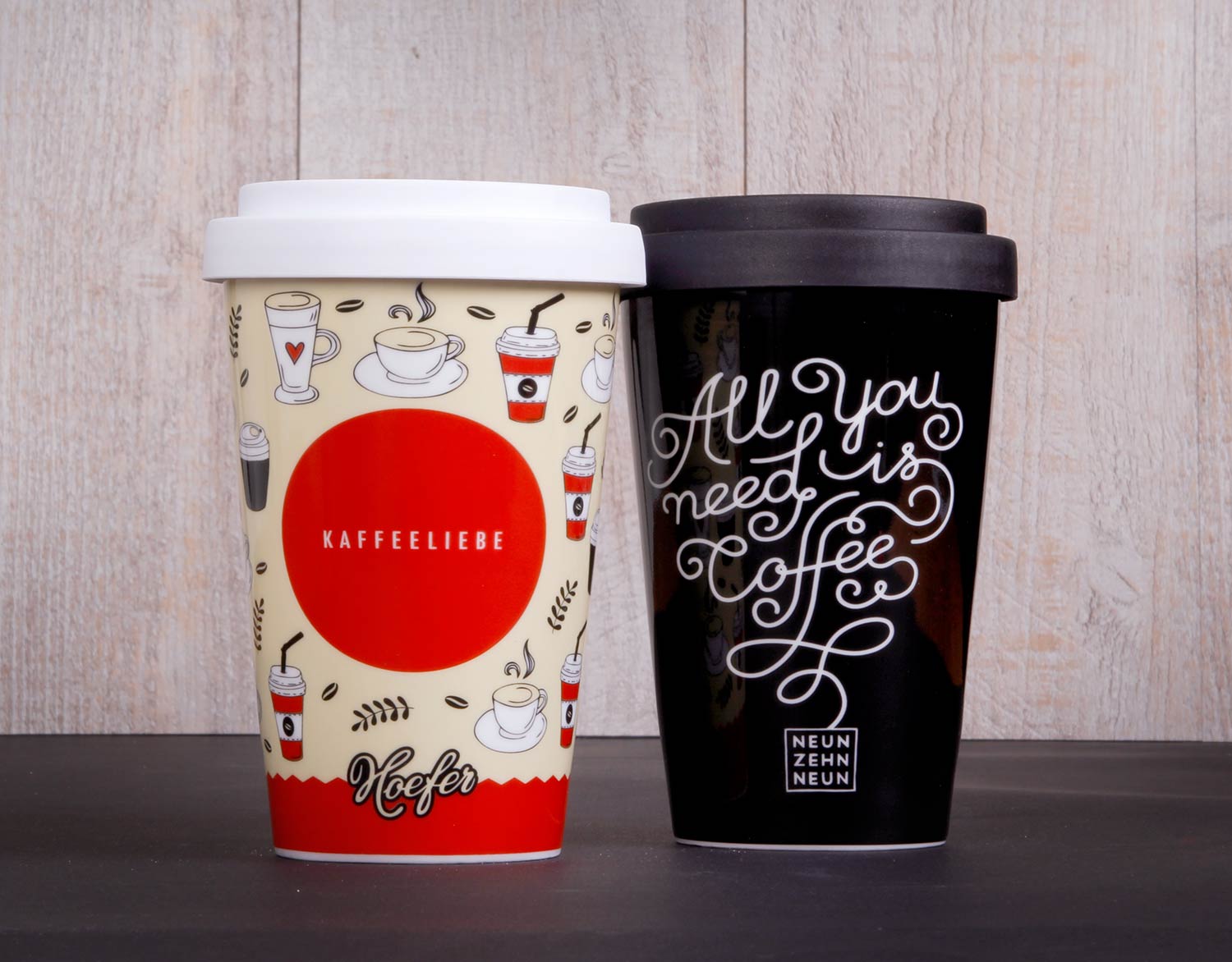 Zwei Kaffeebecher der Bäckerei Höfer mit individuellen Designs